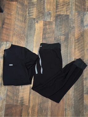 FIGS Scrubs set Catarina top Zamora Jogger Scrub Pants Black size XS Small
